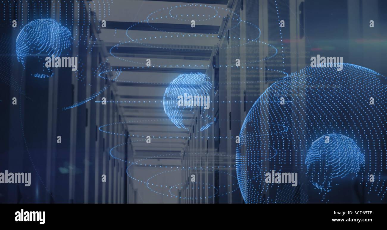 Sfera olografica galleggiante a forma di cervello nel corridoio del data center illuminato a LED con rack, spazio di copia Foto Stock