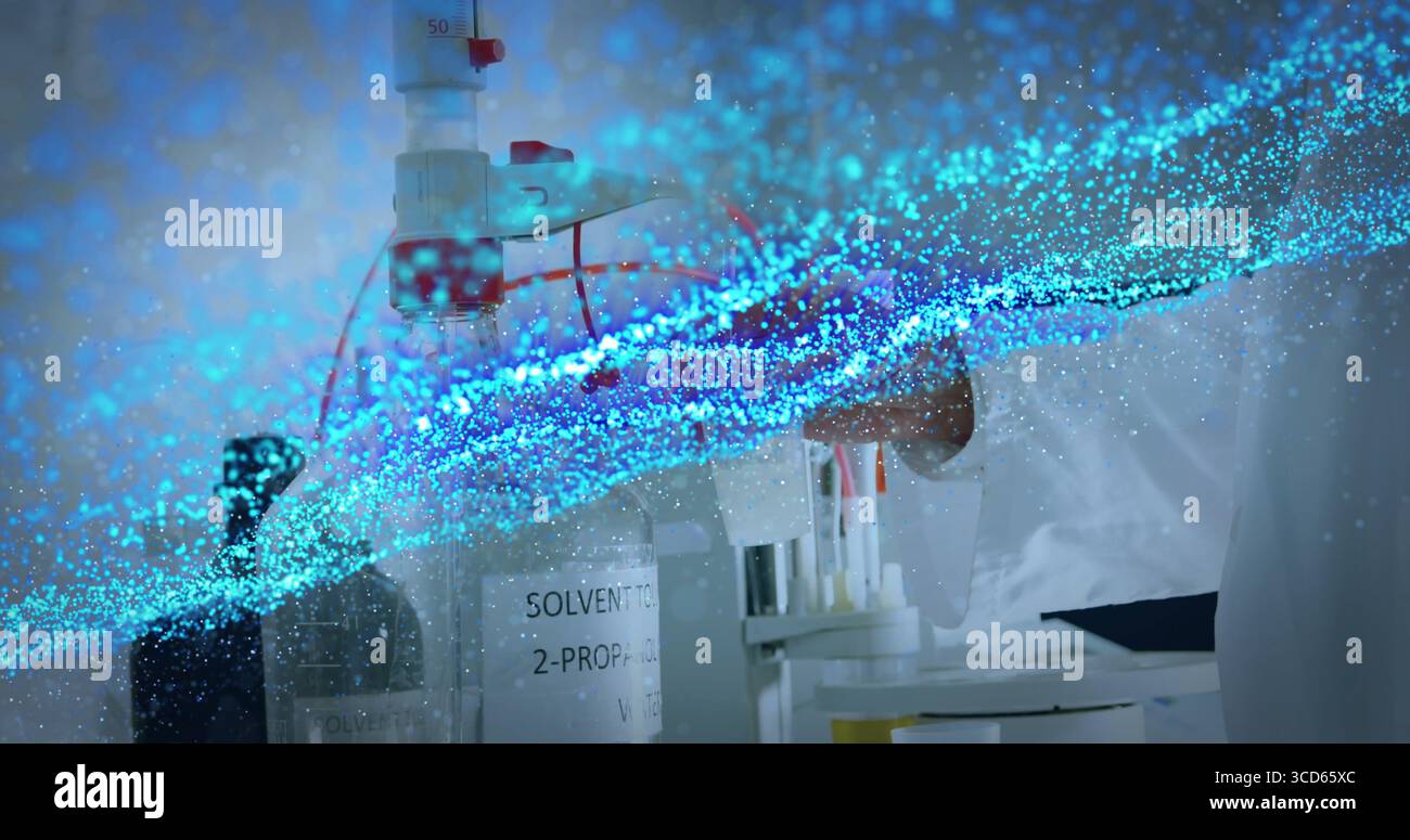 Scienziato senior nel solvente per pipettaggio di camici da laboratorio al banco di laboratorio, particelle blu che spazzano, spazio di copia Foto Stock