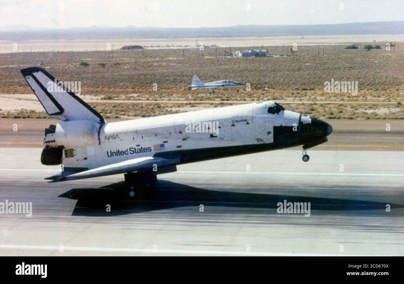 COLUMBIA Space Shuttle atterra il 4 luglio 1982 alla fine della STS-4 accompagnato da un T-38 Talon sopra la pista dietro Foto Stock