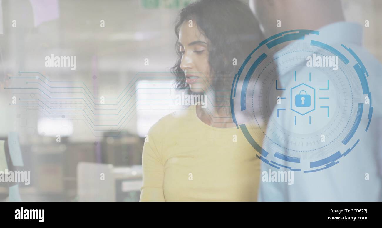 Revisione professionale in camicia gialla studiando appunti su una parete in vetro in ufficio, con l'icona del lucchetto Foto Stock