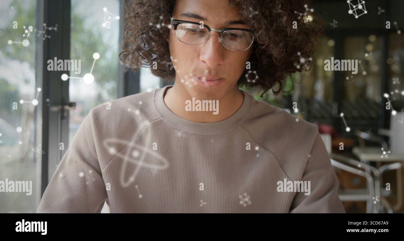 Ricercatore che studia grafica molecolare al tavolino vicino alla porta di vetro, con occhiali e camicia a coste Foto Stock