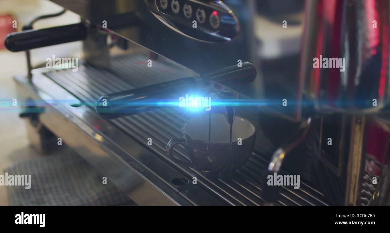 Versare l'espresso dal portafiltro della macchina in una tazza di ceramica sul vassoio antigoccia al banco del bar Foto Stock