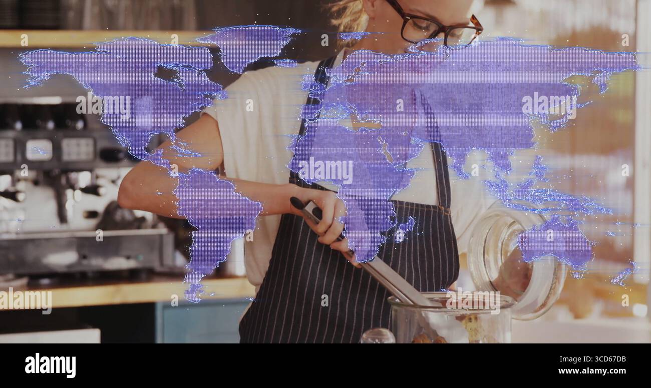 Il barista indossa un grembiule a righe sul bancone di legno con macchina per caffè espresso e sovrapposizione di mappe Foto Stock