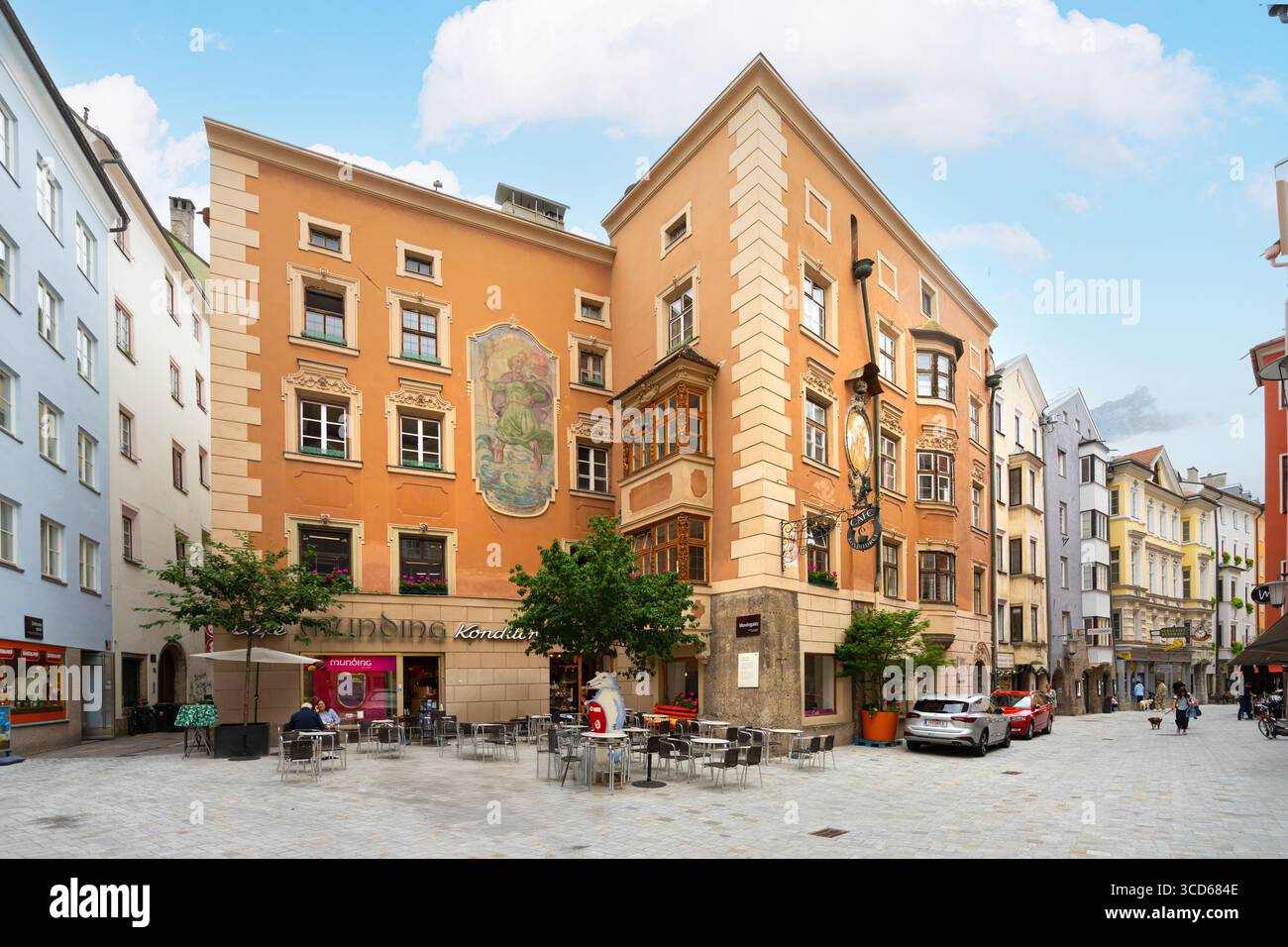 Innsbruck, Austria. 1° agosto 2025. Tipici palazzi sulle strade del centro storico Foto Stock