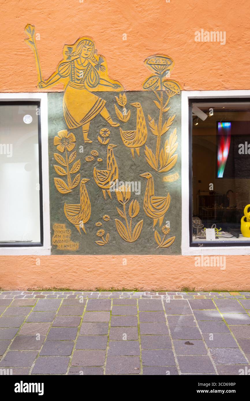 Innsbruck, Austria. 1° agosto 2025. tipico bassorilievo sulle mura di un antico edificio nel centro storico della città Foto Stock
