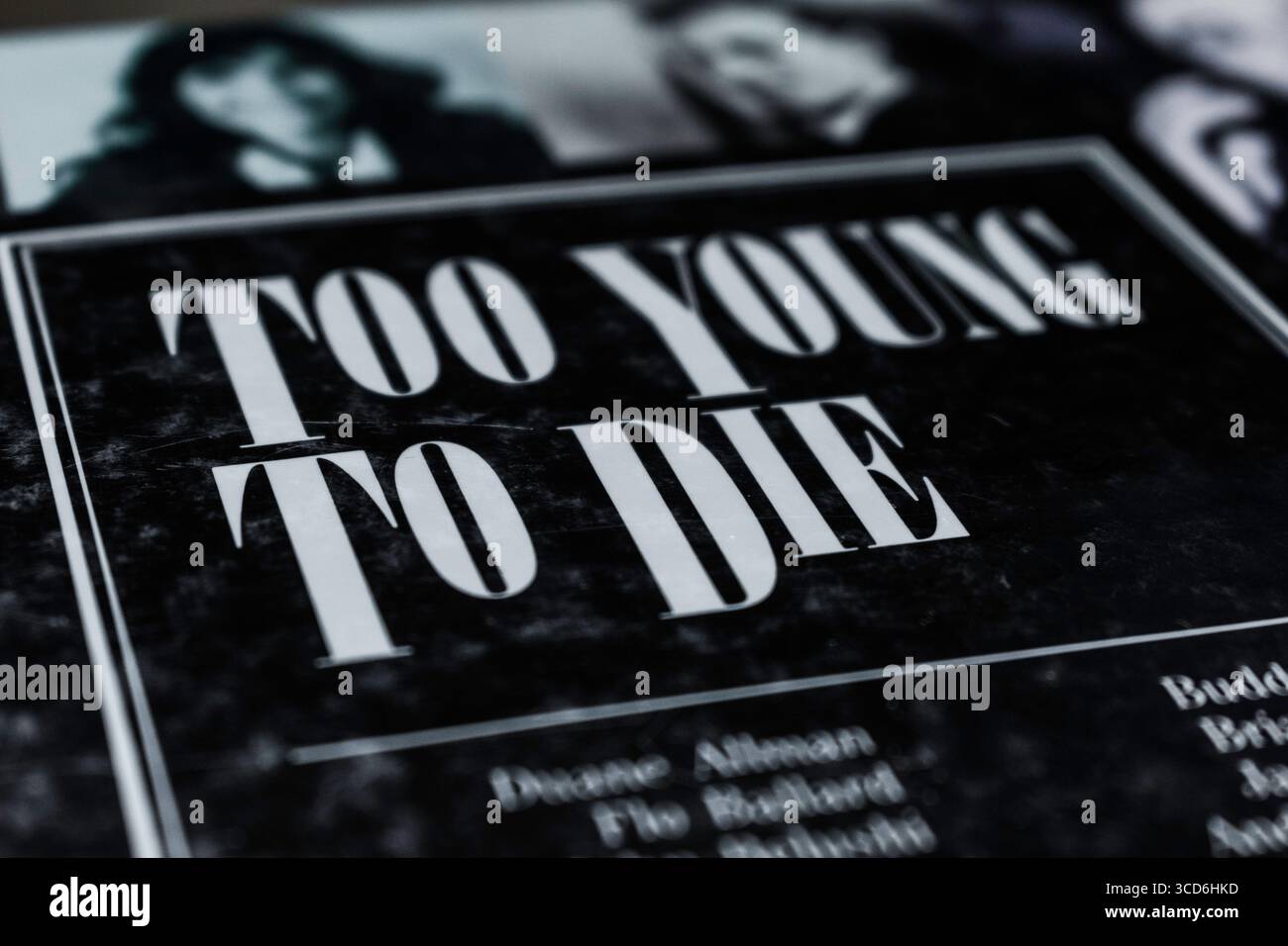 Foto macro della copertina del libro "Too Young to Die" con il titolo Foto Stock