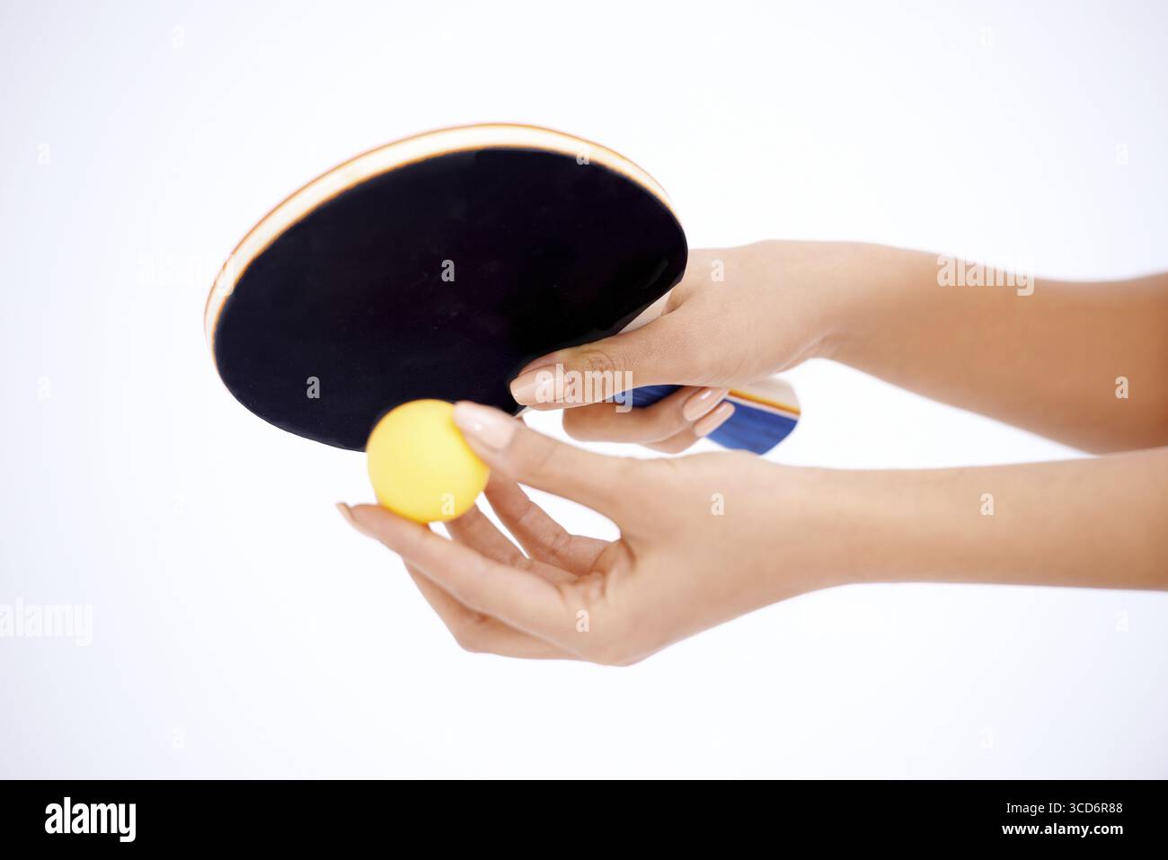 Primo piano di una donna che tiene il razzo da ping pong e palla Foto Stock