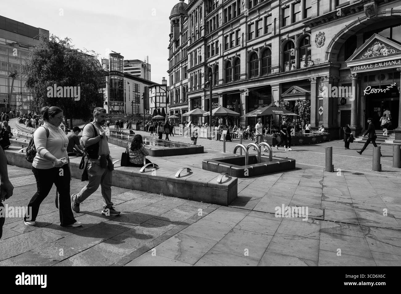 Madrid, Spagna. 6 agosto 2025. Una vista di Cateaton Street, vicino alla Cattedrale di Manchester, una strada fiancheggiata da birrifici e luoghi di intrattenimento a Manchester, 11 agosto 2025. Regno Unito (foto di Oscar Gonzalez/Sipa USA) credito: SIPA USA/Alamy Live News Foto Stock