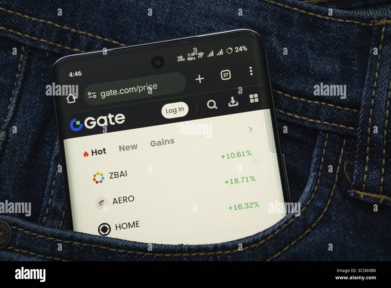 Dhaka, Bangladesh- 15 giugno 2025: Uno smartphone con l'interfaccia Web Gate.io sbuca fuori da una tasca in denim Foto Stock