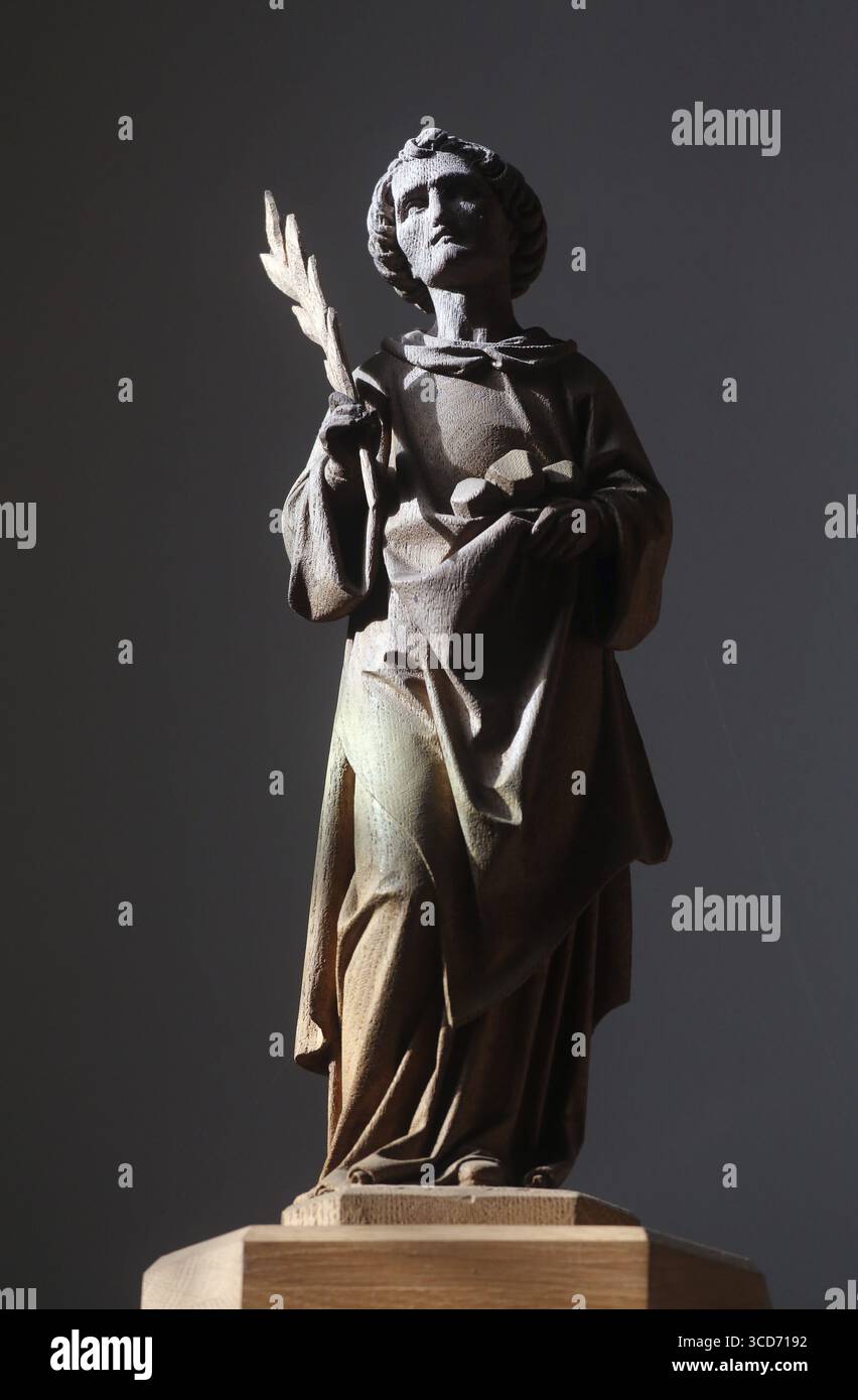 Santo Stefano statua sull altare della chiesa parrocchiale di San Pietro e Paolo a Oberstaufen Germania Foto Stock