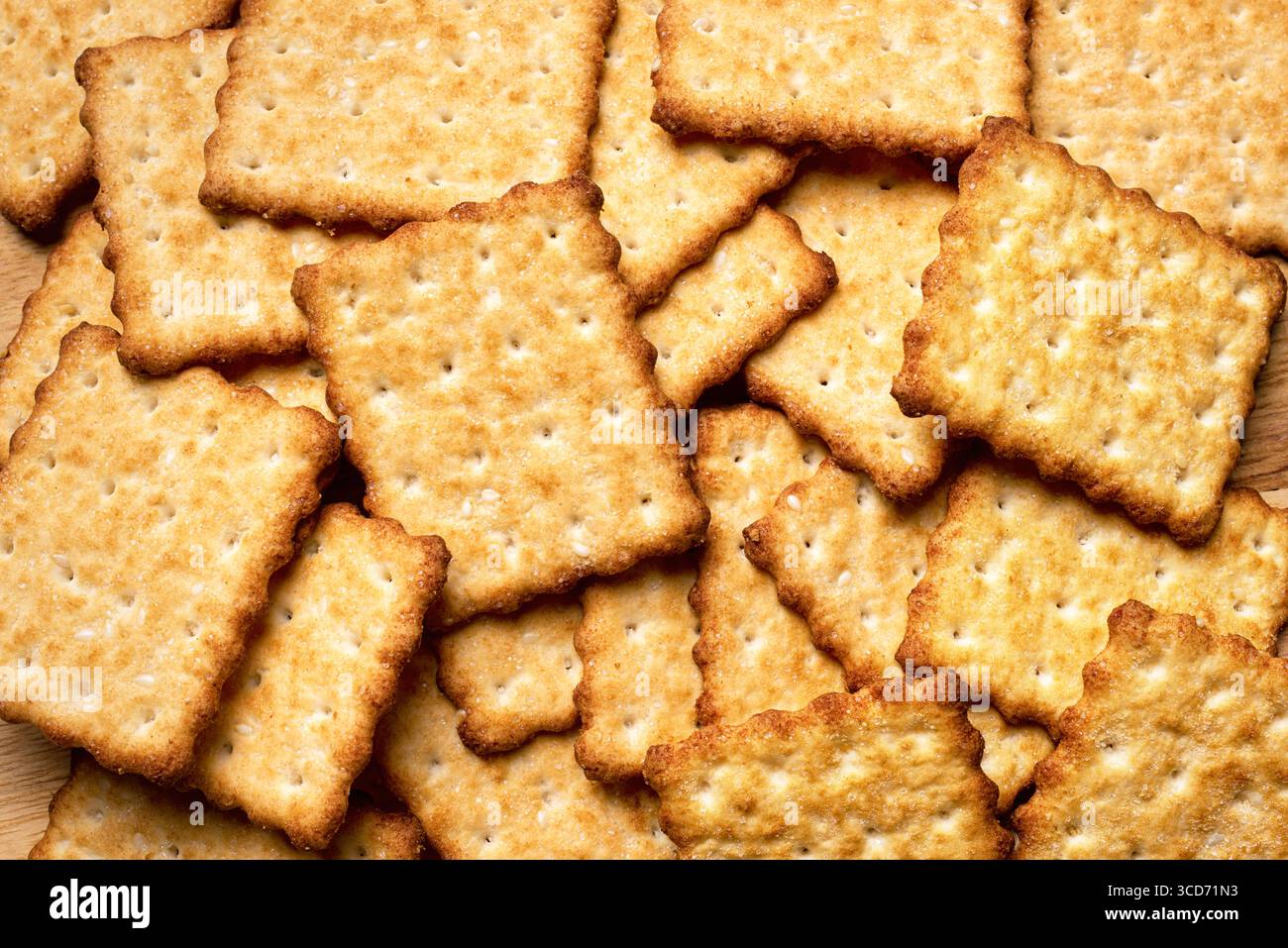 Cracker croccanti fatti in casa come sfondo. Deliziosi cracker salati. Foto Stock