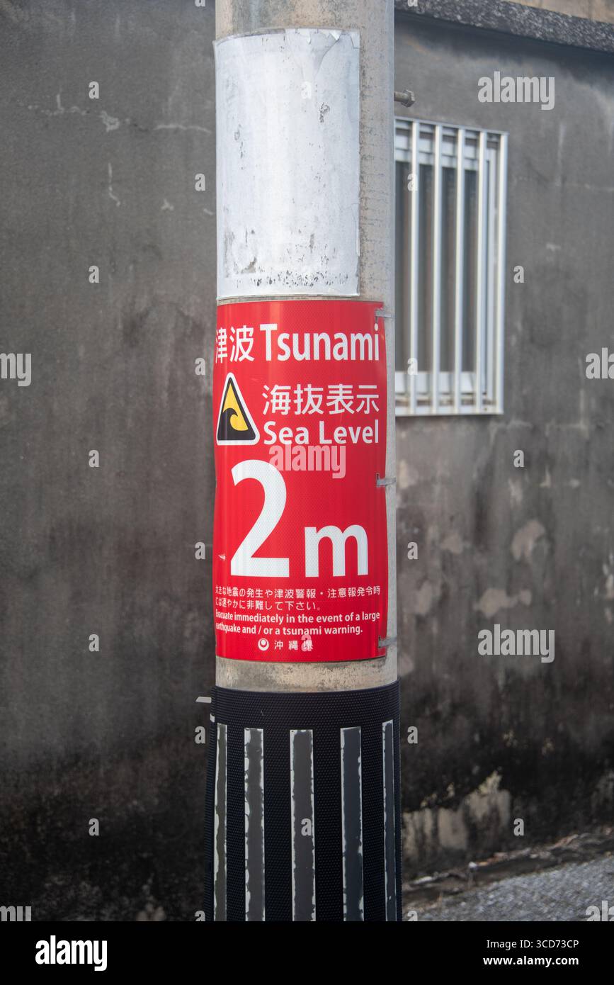 Cartello di avvertimento Tsunami a 2 metri sulla strada dell'isola di Miyakojima nella prefettura di Okinawa, Giappone Foto Stock