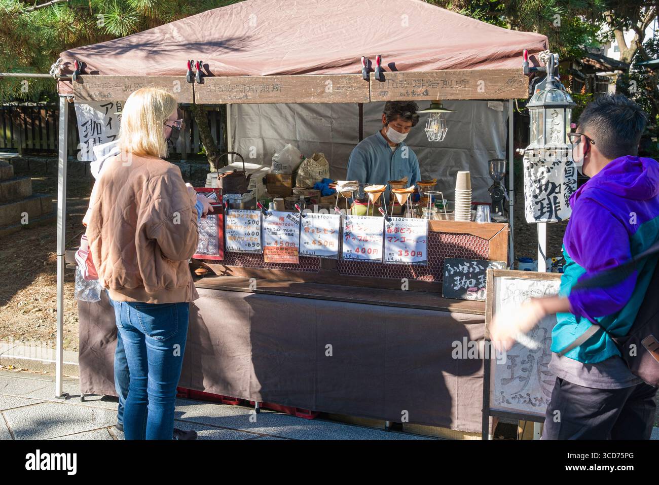 Uomo che vende caffè fatto a mano durante il mercato mensile delle pulci al santuario Tenmangu, Bakurocho, Kamigyo Ward, Kyoto, Kansai, Honshu, Giappone Foto Stock