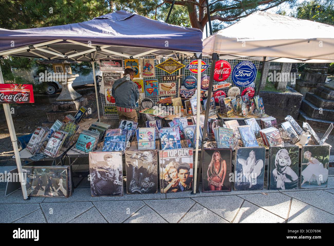 Cimeli americani, tra cui poster in vendita sotto il baldacchino pop-up durante il mercato mensile delle pulci al santuario Tenmangu, Bakurocho, Kamigyo Ward, Kyoto, Foto Stock