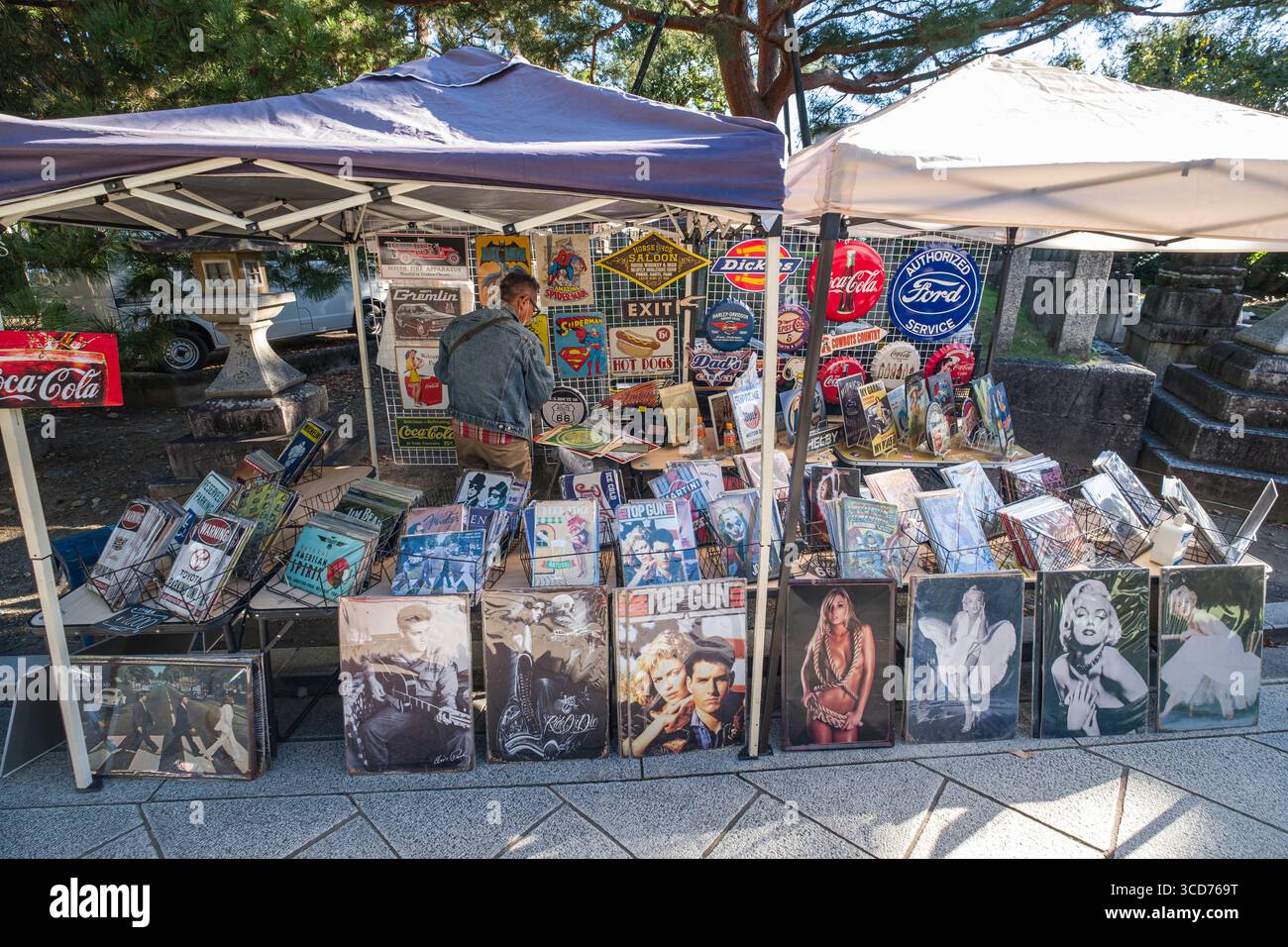 Cimeli americani, tra cui poster in vendita sotto il baldacchino pop-up durante il mercato mensile delle pulci al santuario Tenmangu, Bakurocho, Kamigyo Ward, Kyoto, Foto Stock