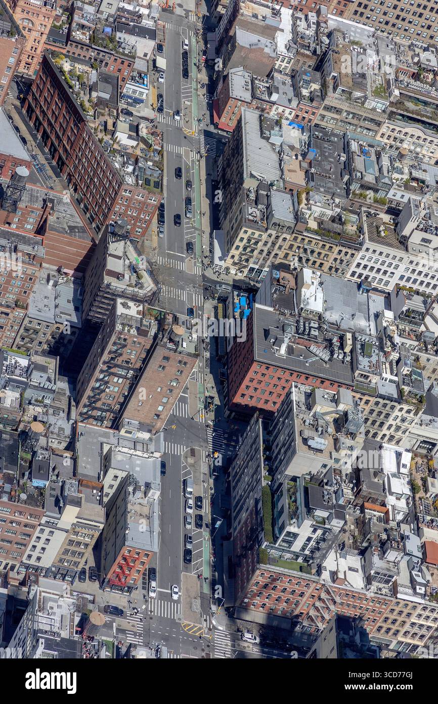 Vista di West Broadway dal One World Observatory, Manhattan, New York City, USA, con il paesaggio urbano e i grattacieli circostanti Foto Stock