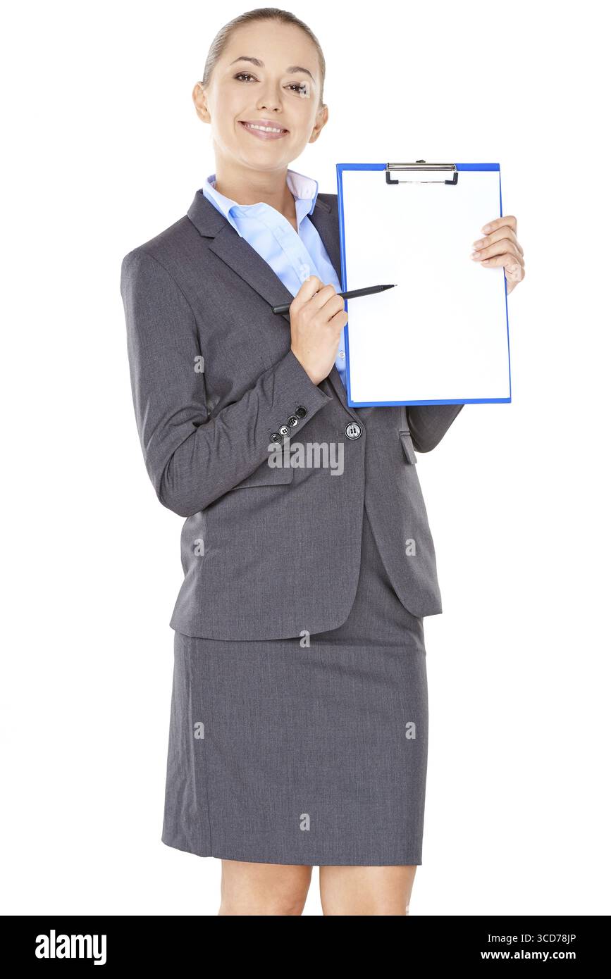 Donna d'affari amichevole che indica un foglio di carta vuoto con spazio di riproduzione per il testo isolato su bianco Foto Stock