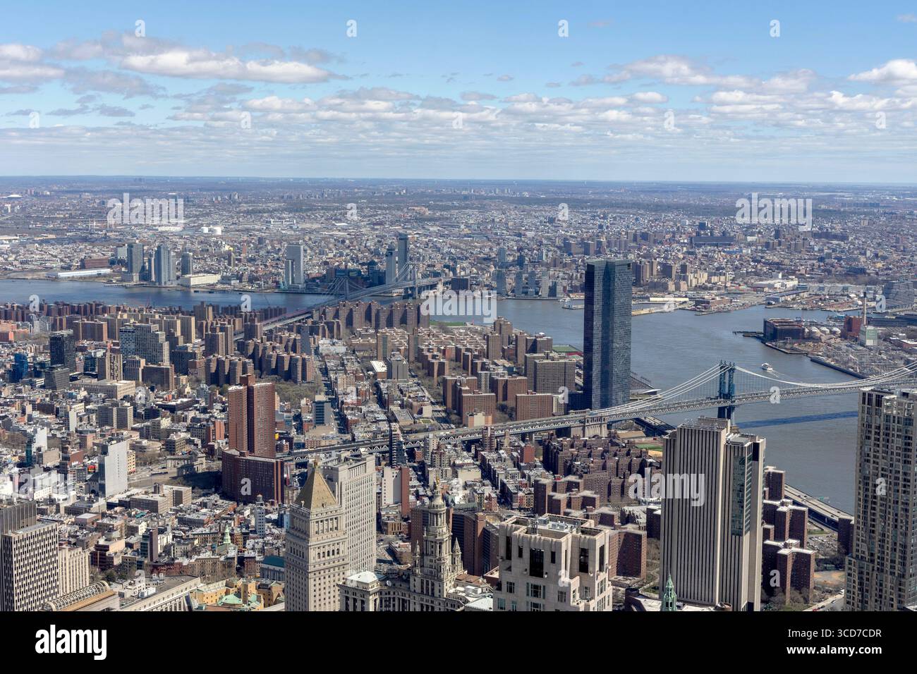 Vista di Manhattan e Brooklyn a est dall'One World Observatory, Manhattan, New York City, USA, con skyline urbano e East River sottostante Foto Stock
