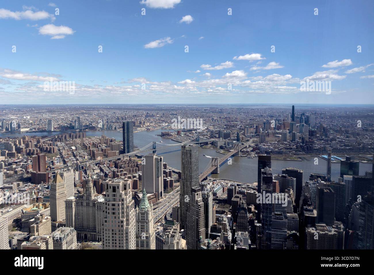Vista di Manhattan e Brooklyn a est dall'One World Observatory, Manhattan, New York City, USA, con skyline urbano e East River sottostante Foto Stock