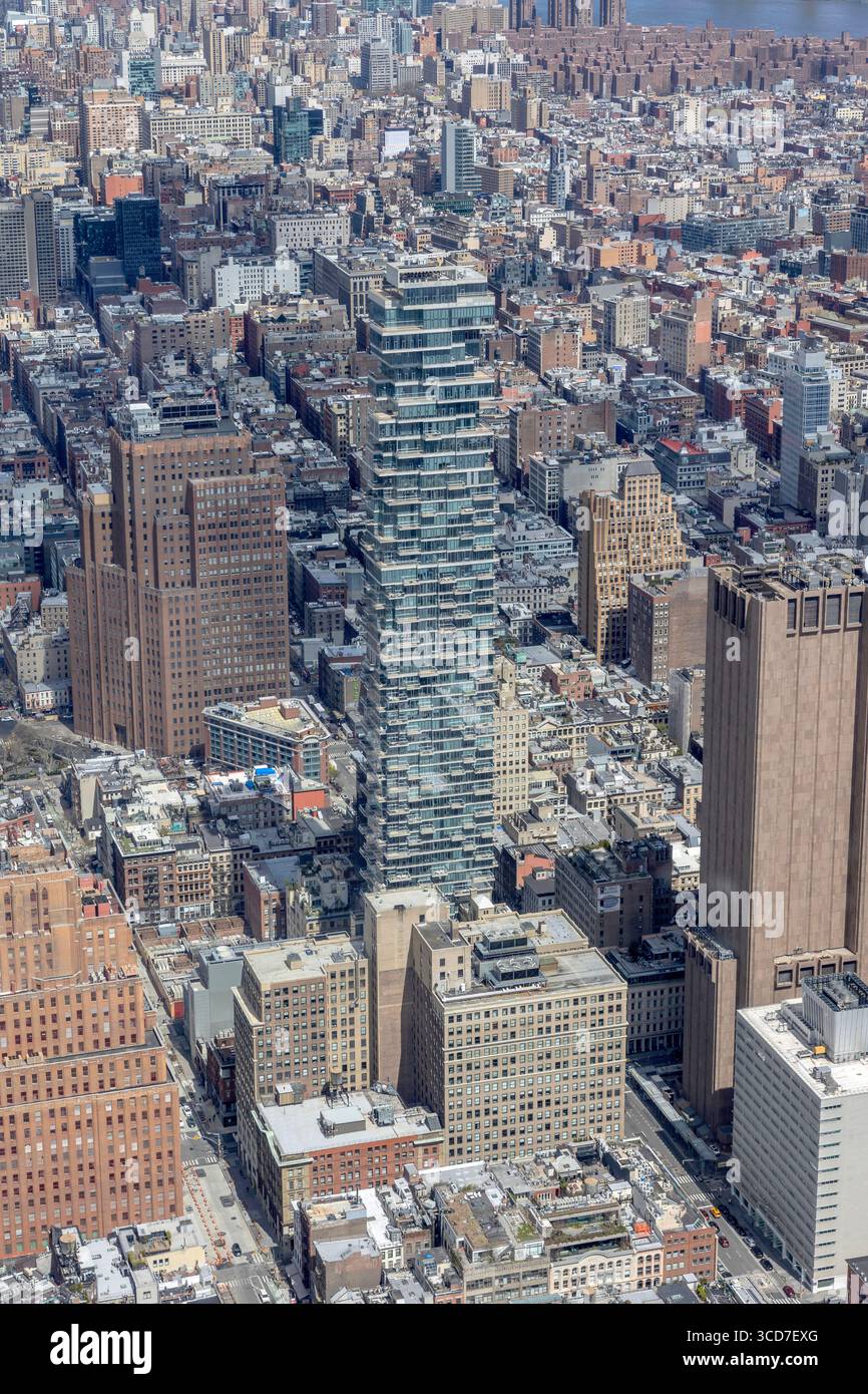 Vista del Jenga Building dall'One World Observatory, Manhattan, New York City, USA, con skyline urbano e grattacieli circostanti Foto Stock