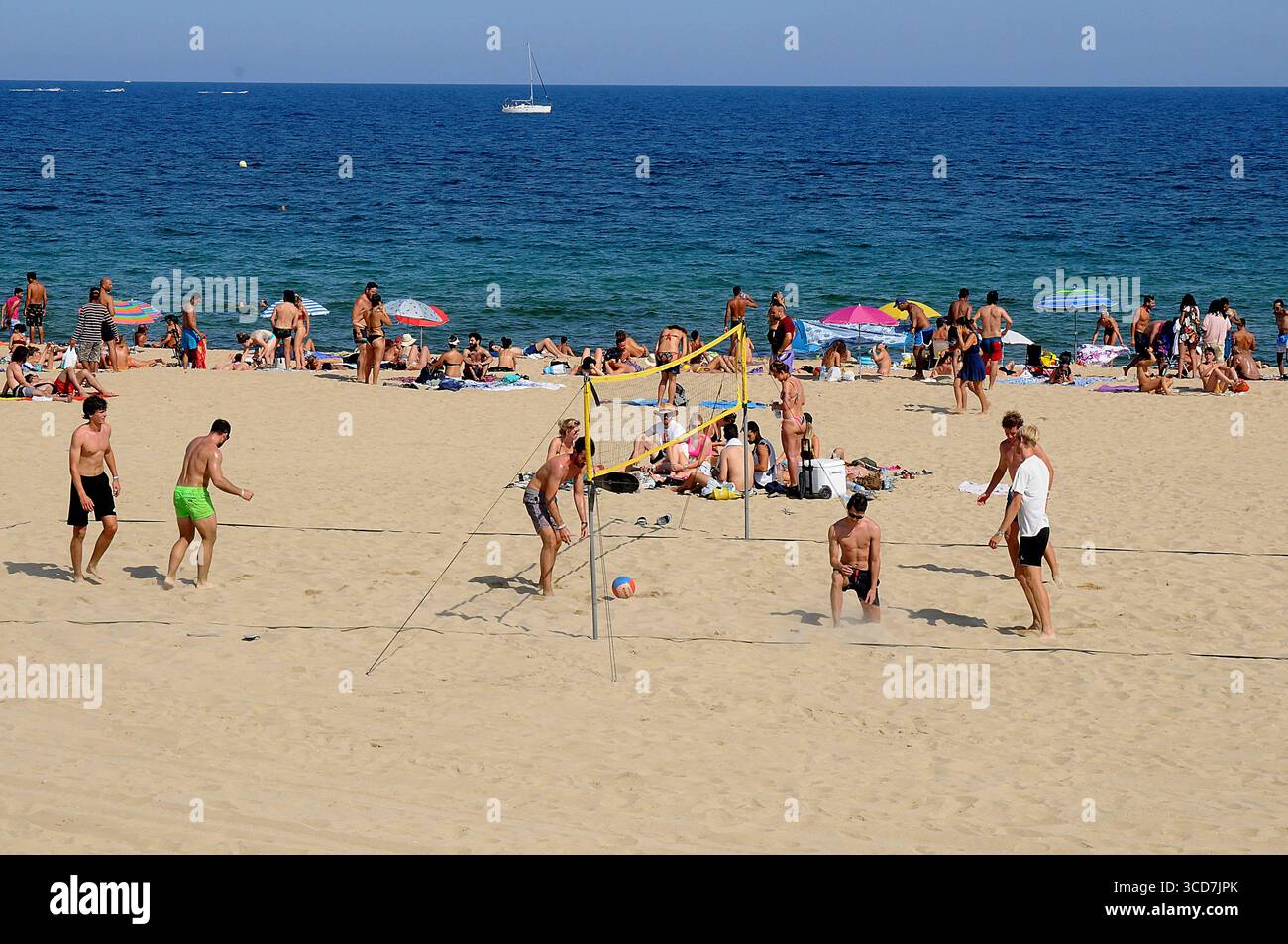 barcellona/catalogna/ Spagna/ 24.luglio 2019/ spatine locali e catalogna Godetevi l'acqua pulita e la sabbia cristallina sulla spiaggia di Barcellona in Catalogna Spagna. Foto..Francis Joseph Dean/ Deanpictures. Foto Stock