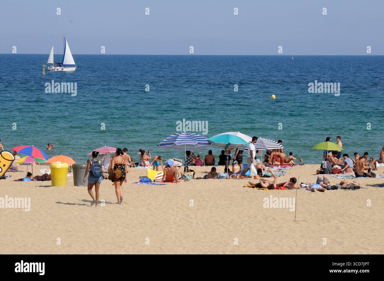 barcellona/catalogna/ Spagna/ 24.luglio 2019/ spatine locali e catalogna Godetevi l'acqua pulita e la sabbia cristallina sulla spiaggia di Barcellona in Catalogna Spagna. Foto..Francis Joseph Dean/ Deanpictures. Foto Stock