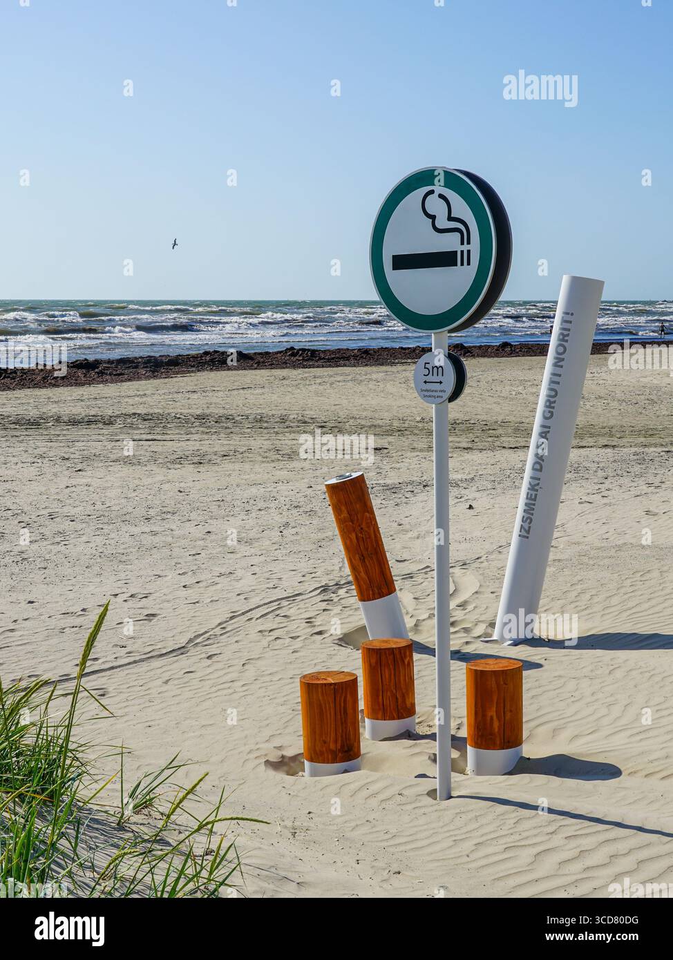 Liepaja, Lettonia - 29 giugno 2025: Zona fumatori di 5 metri situata su una spiaggia con cartelli informativi sui rifiuti di sigarette e il suo effetto sulla natura Foto Stock