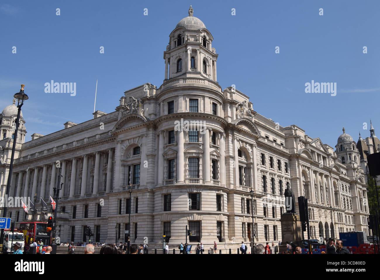 Londra, Regno Unito. 12 agosto 2025. Vista esterna dell'edificio dell'Old War Office di Whitehall. Credito: Vuk Valcic/Alamy Foto Stock