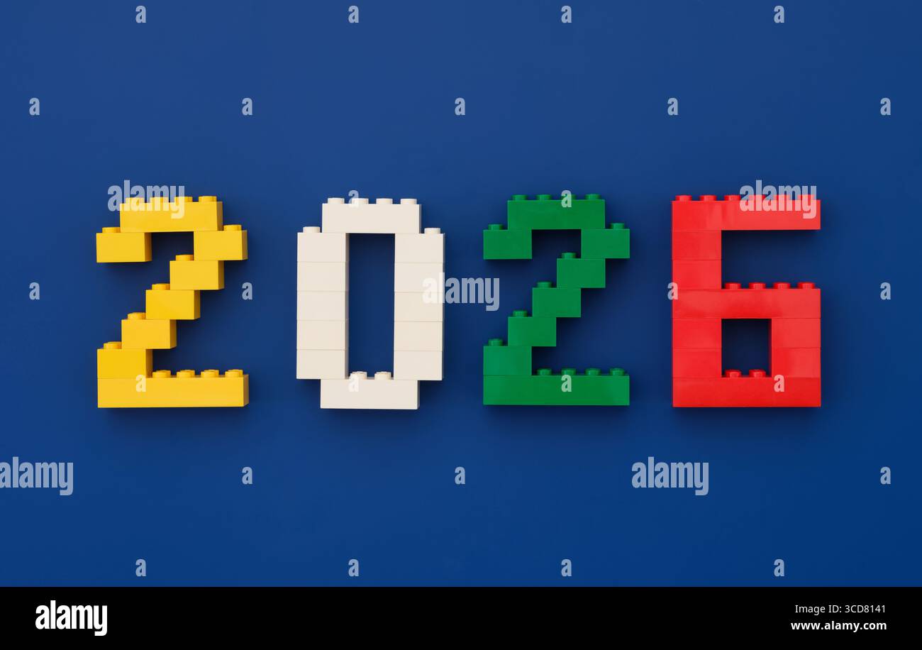 Tambov, Federazione Russa - 13 ottobre 2024 numeri 2026 realizzati da mattoni Lego su sfondo blu. Foto Stock