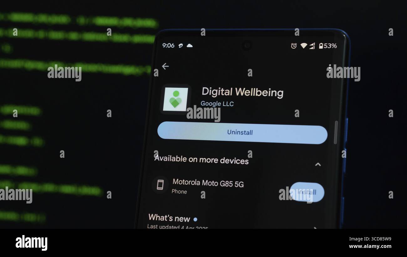 App per il benessere digitale su smartphone, display a tema scuro con codice di sfondo Foto Stock