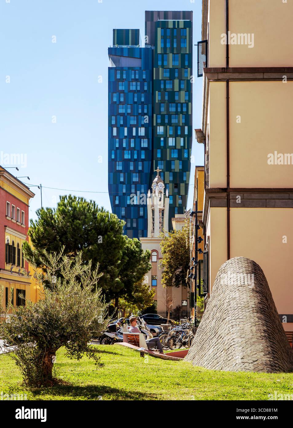 Moderno grattacielo dietro edifici tradizionali in un paesaggio urbano. Foto Stock