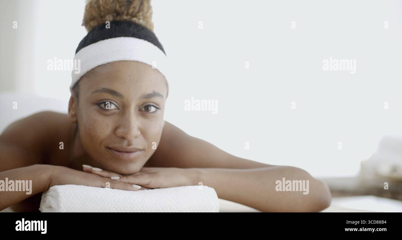 Perfette giovani donne afroamericane che si rilassano nel salone termale al rallentatore Foto Stock