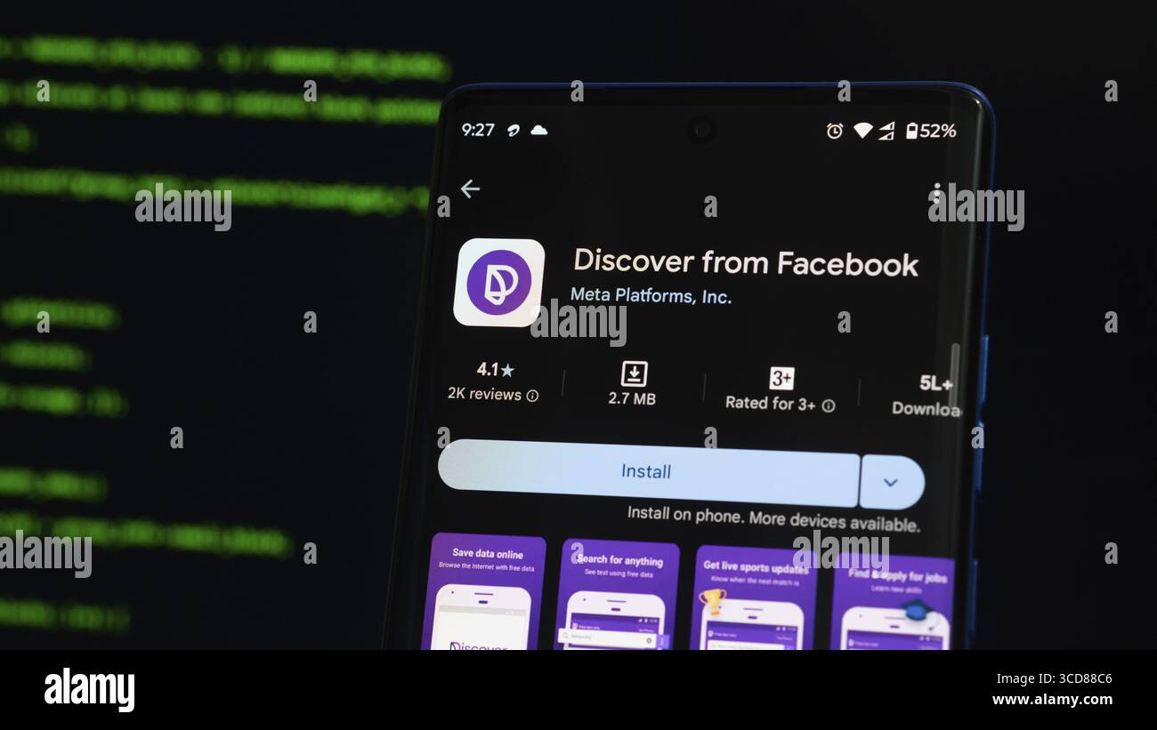 Scopri dalla schermata di installazione dell'app di Facebook con elementi viola sullo smartphone Foto Stock