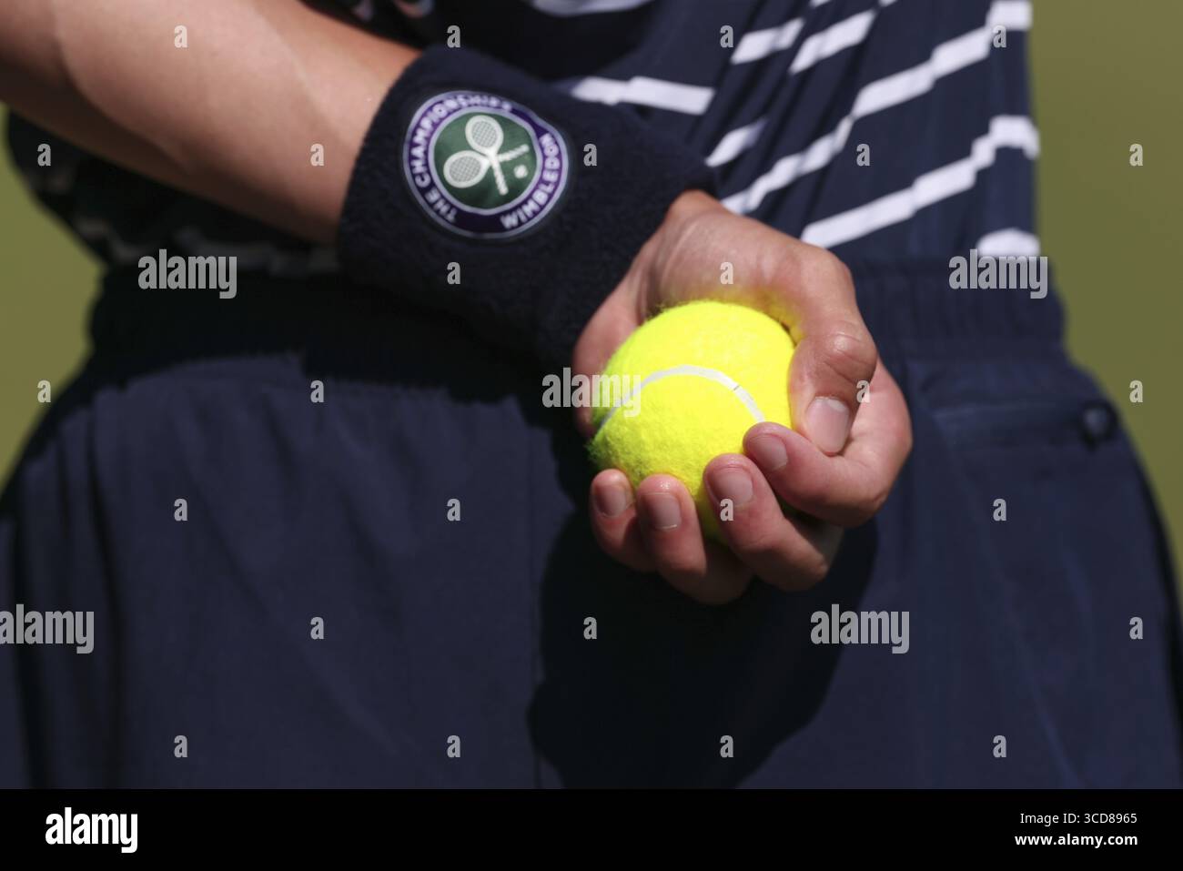 Primo piano di un ballerino che tiene una palla da tennis ai campionati di Wimbledon 2025, Londra, Inghilterra, Regno Unito Foto Stock