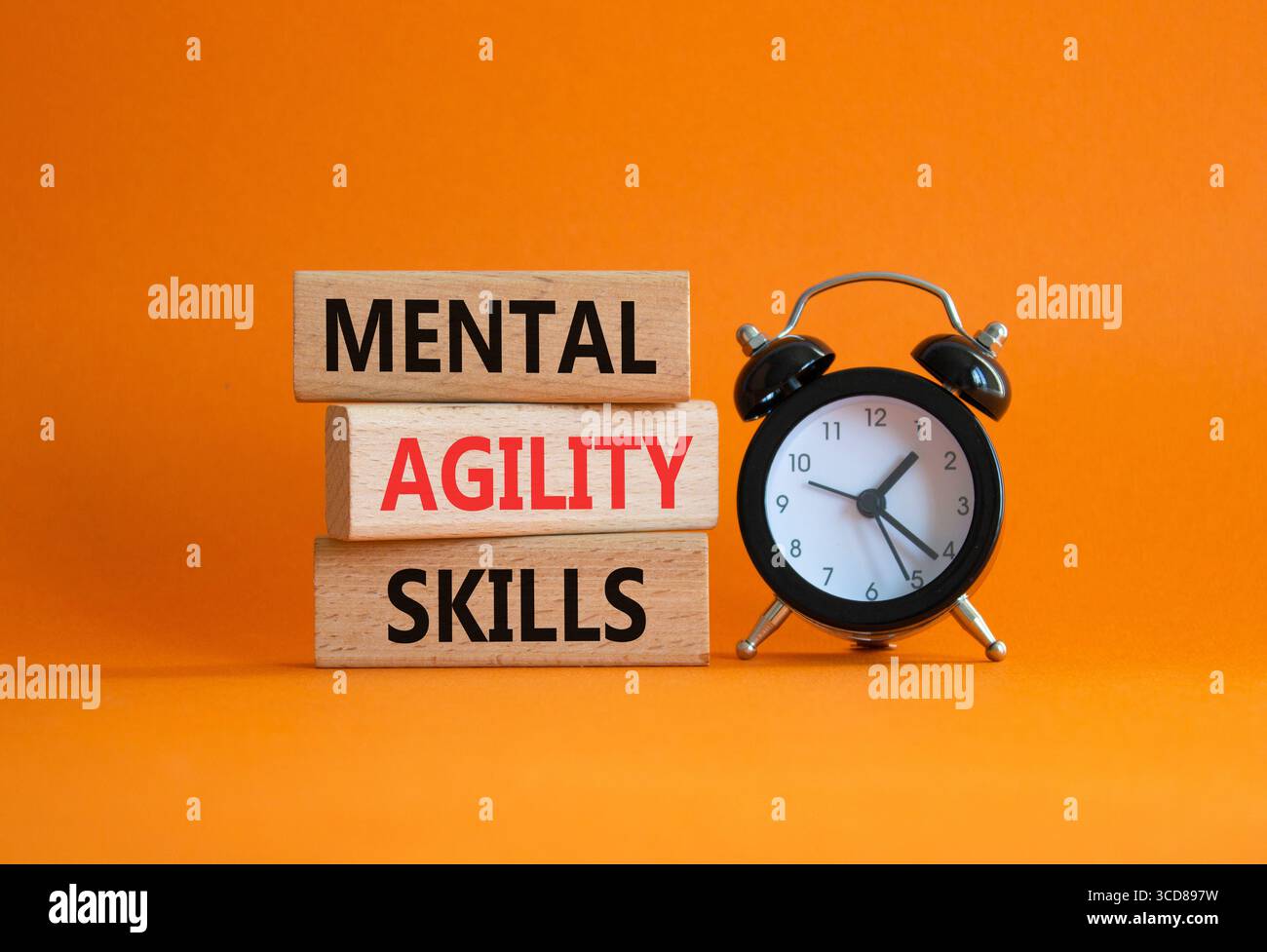 Simbolo delle abilità di agilità mentale. Parole concettuali capacità di agilità mentale su blocchi di legno. Splendido sfondo arancione con sveglia. Affari e mentali Foto Stock