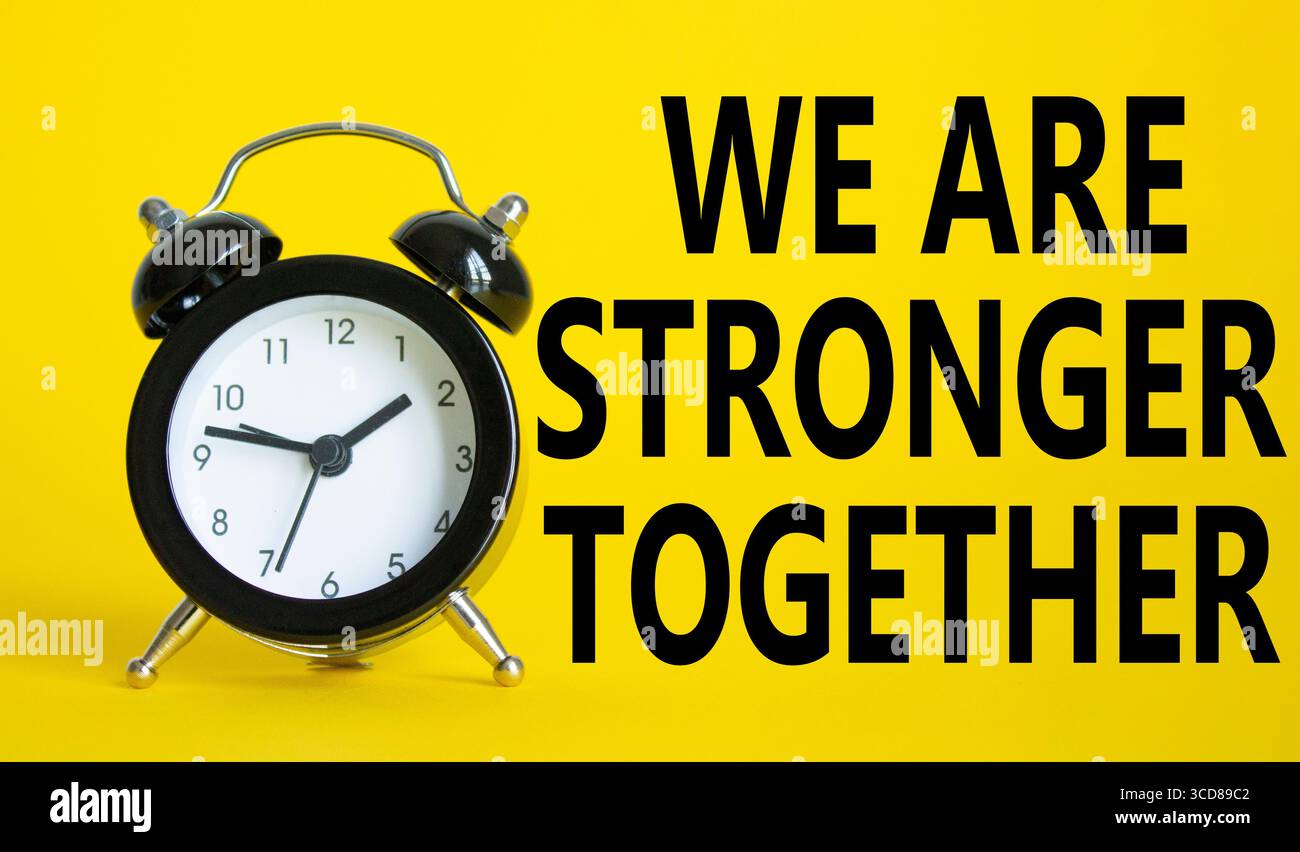 Siamo simbolo insieme più forti. Bellissimo sfondo giallo con sveglia con parole che siamo più forti insieme. Gli affari e noi siamo più forti Foto Stock