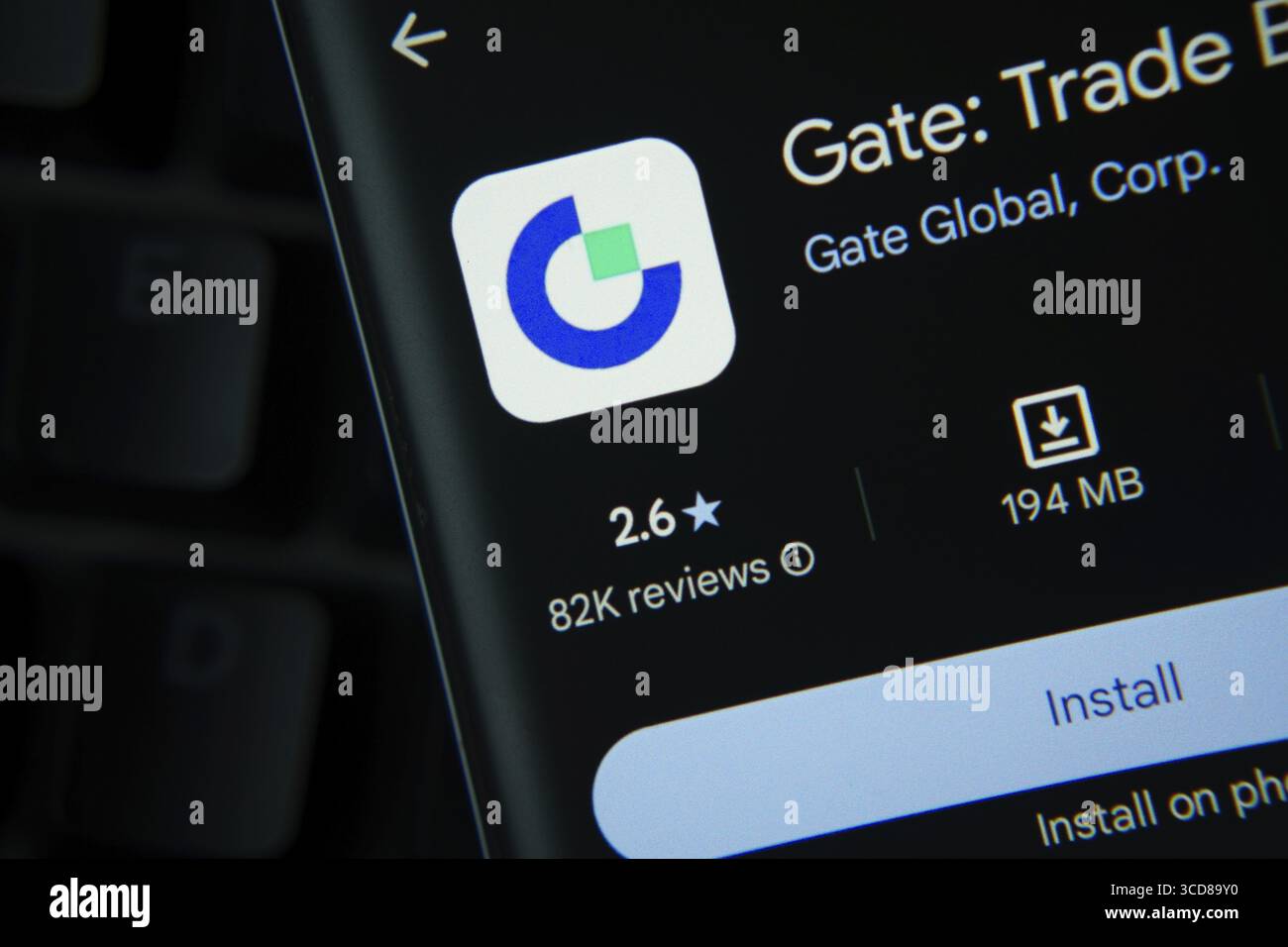 Dacca, Bangladesh - 27 luglio 2025: L'app gate.io di Google PlayStore viene visualizzata sullo schermo di uno smartphone Foto Stock