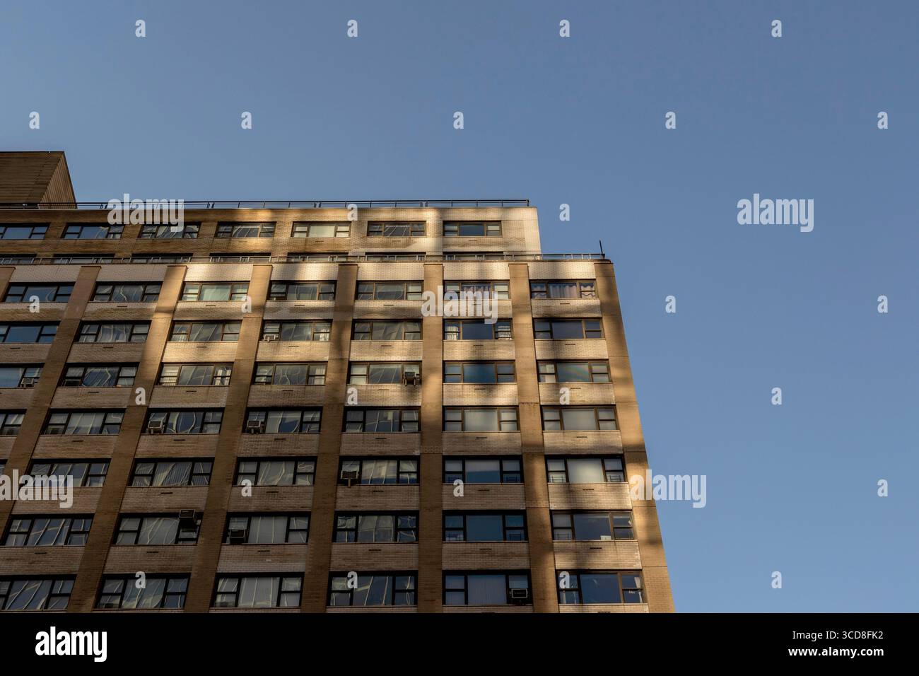 Veduta della West 55th Street a Manhattan, New York City, USA, mostra gli edifici urbani, la strada cittadina, e lo skyline sopra Foto Stock