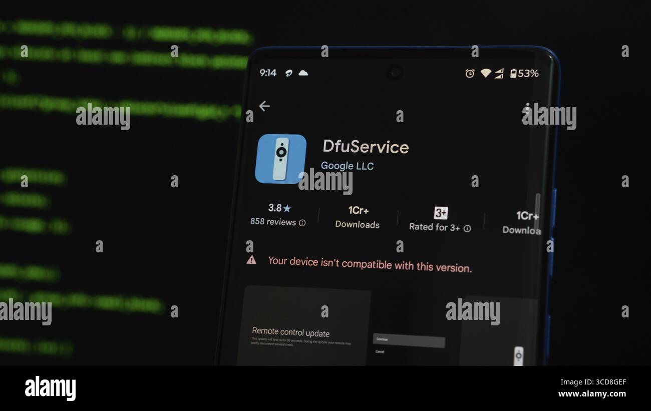 Interfaccia dell'app DfuService sullo smartphone, display scuro con codice in background Foto Stock