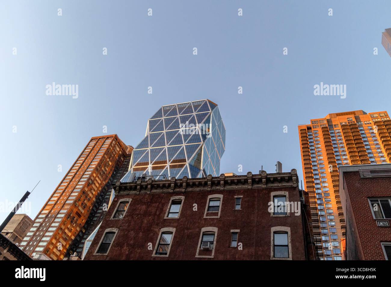 Veduta della West 56th Street a Manhattan, New York City, USA, mostra gli edifici urbani, la strada cittadina, e lo skyline sopra Foto Stock