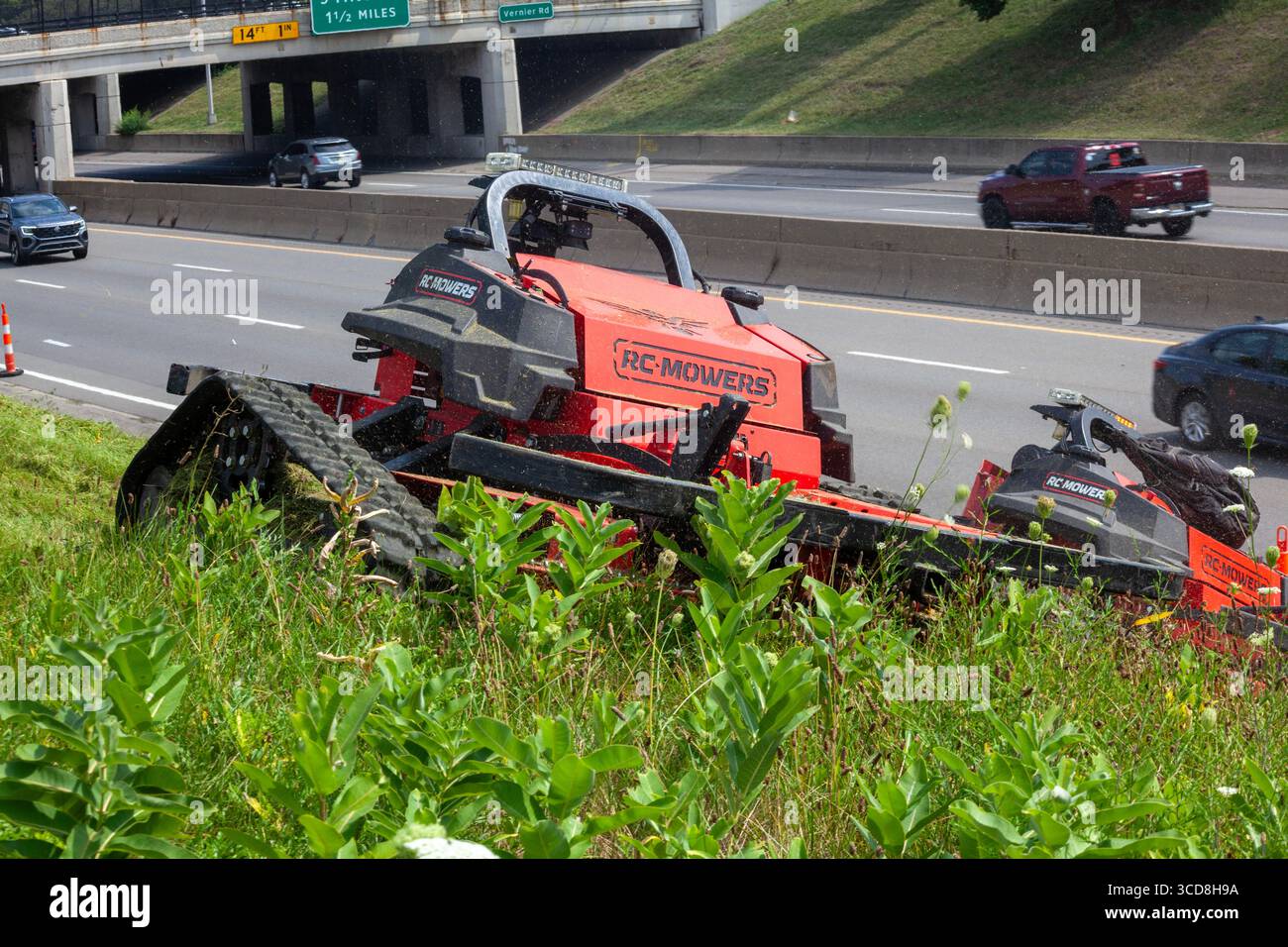 Harper Woods, Michigan - i rasaerba a controllo remoto tagliano erba e erbacce lungo l'Interstate 94 e altre superstrade che attraversano Detroit. Il mac Foto Stock