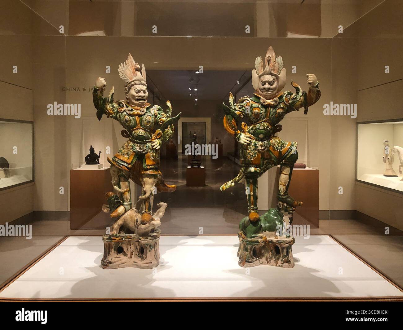 Arte cinese antica: Sculpure smaltato Tang di un paio di Lokapala Foto Stock
