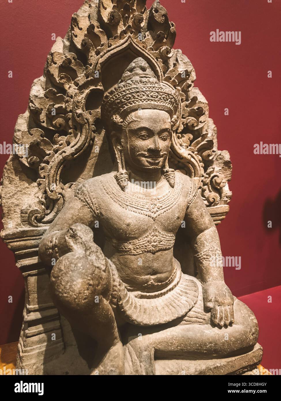 Arte asiatica antica: Figura seduta in una nicchia, Cambogia, stile Bantey Srei, 950 - 975 d.C. Foto Stock