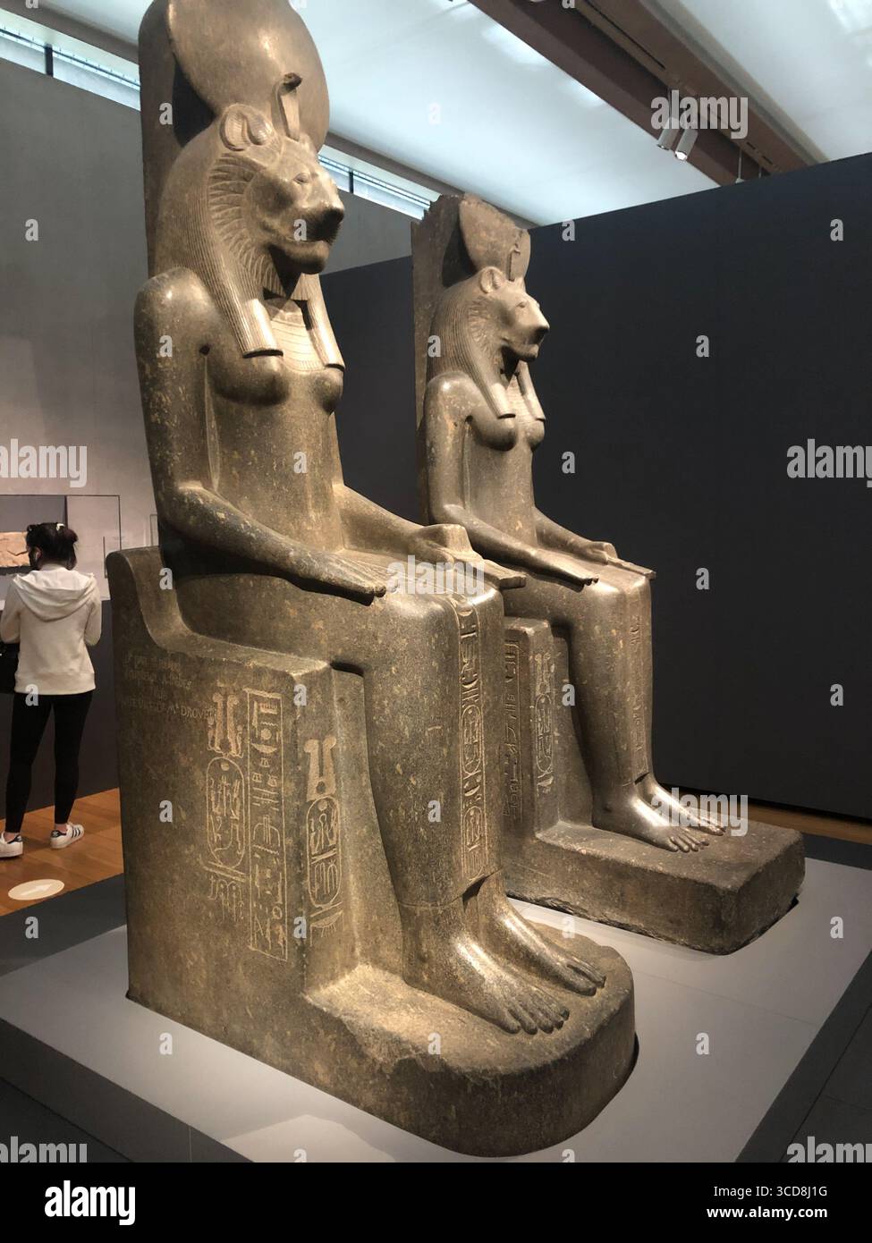 Arte egizia antica: Due colossali statue di granito di Sekhmet Foto Stock