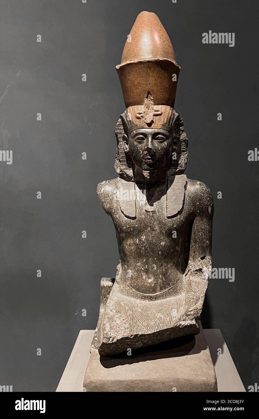 Arte egizia antica: Scultura di Ramsete II nella doppia corona, XIX dinastia, Museo di Luxor Foto Stock