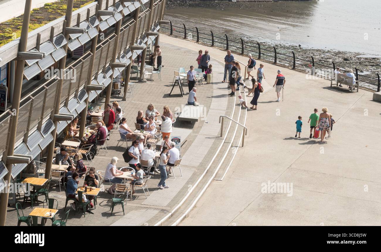 Persone sedute fuori dal caffè al porto di Seaham Foto Stock
