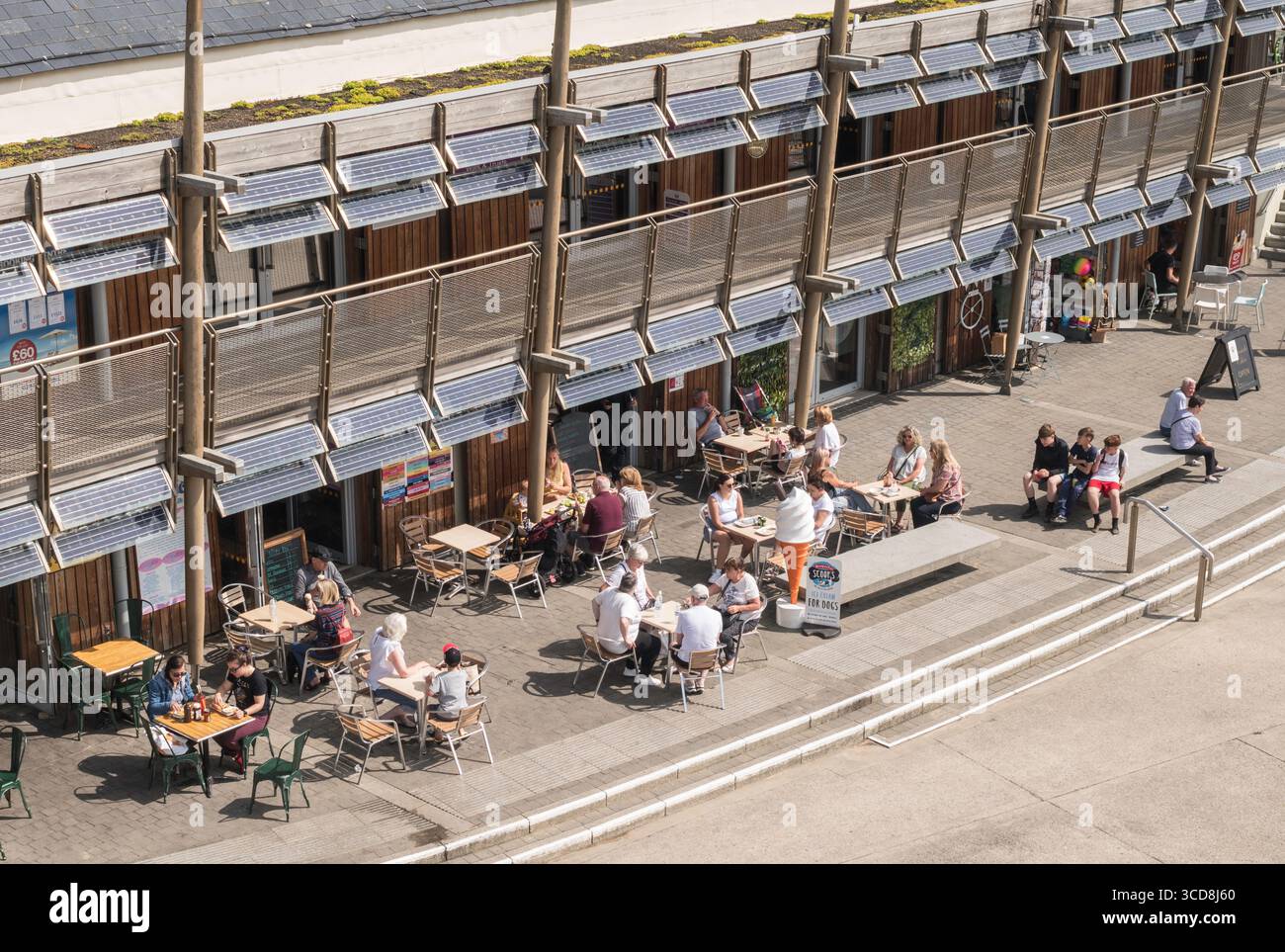Persone sedute fuori dal caffè al porto di Seaham Foto Stock