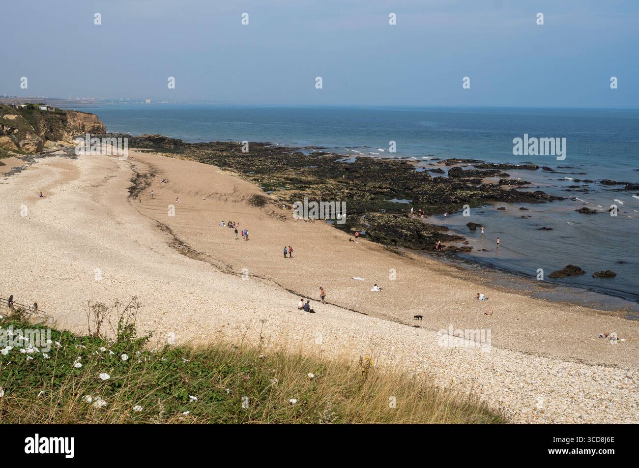Persone che amano il sole estivo a Seaham Dalton Burn Beach, Seaham Harbour, Co Durham, Seaham Harbour, Co Dur Foto Stock