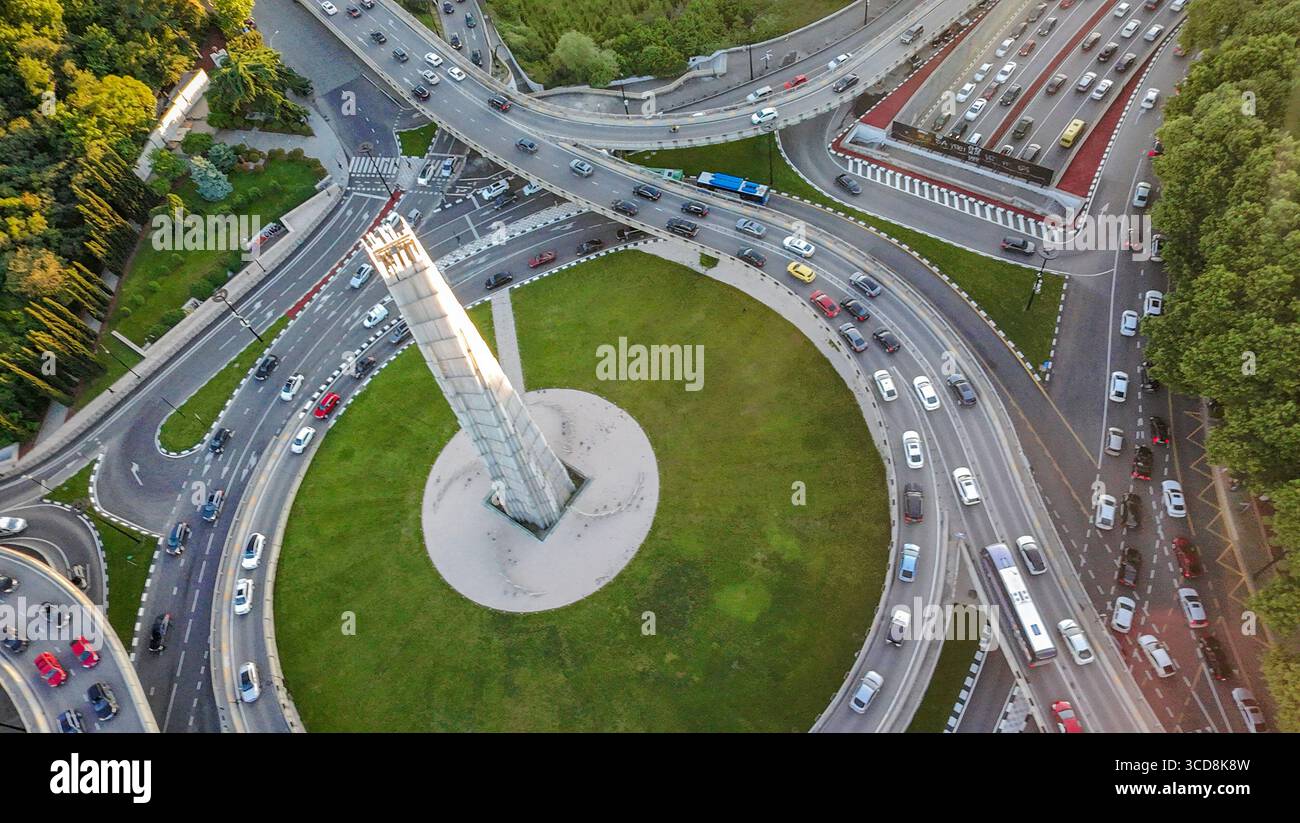 05-16-2025 TBILISI GEO punto di vista del drone complesso moderno incrocio stradale del monumento degli Eroi al tramonto a Tbilisi Foto Stock