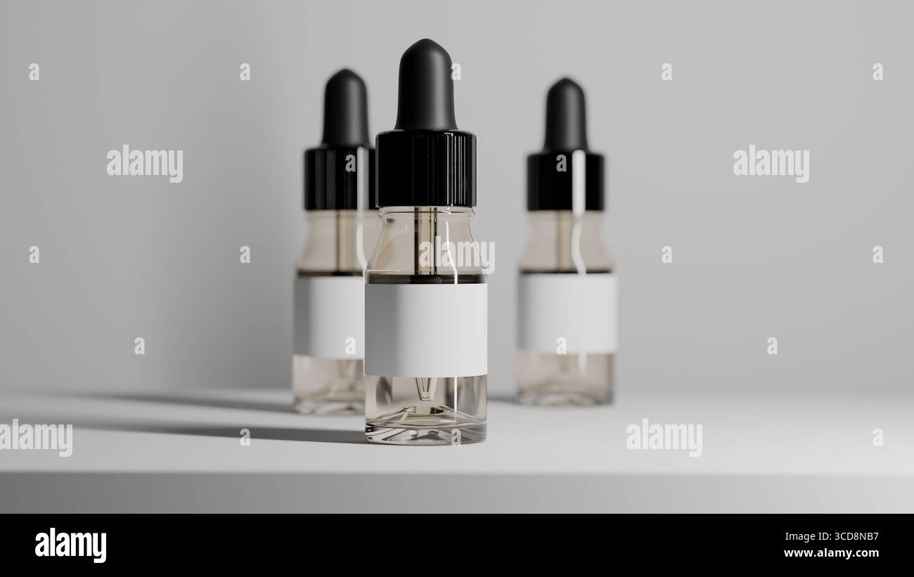 Tre flaconi contagocce in vetro trasparente con tappi neri posizionati insieme su una superficie bianca Foto Stock